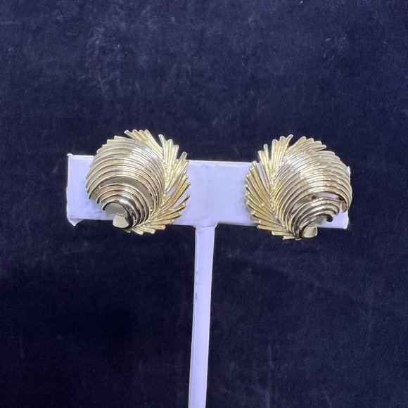 Vintage Lisner Gold Tone Feather Clip On Earrings (3189) - Picture 2 of 5